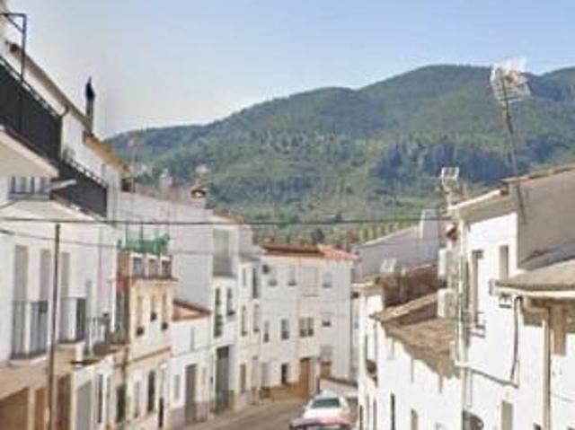 CASA EN LA PUERTA DE SEGURA