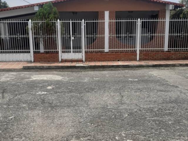 CASA EN LA URB. LOS PINOS GUANARE VE21 122LP MOLI EHID