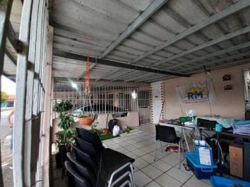 Casa en Las Acacias Con 2 Apartamento en la Parte Trasera