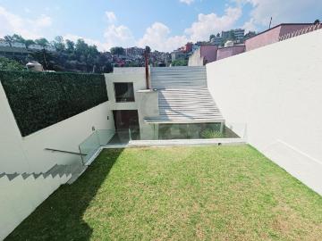 CASA EN LAS AGUILAS CON JARDIN