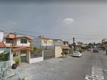 Casa en Las Arboledas, excelente ubicación. Remate bancario