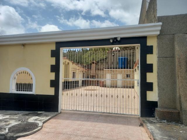 CASA EN LOS TEQUES DE 300 M2,4 HAB, 3 BAÑOS 5P/E