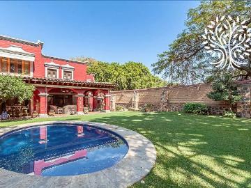 Casa en Palmira Tinguindin | Elegancia Colonial, Jardín Privado y Alberca Climatizada