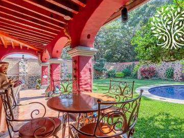 Casa en Palmira Tinguindin | Elegancia Colonial, Jardín Privado y Alberca Climatizada