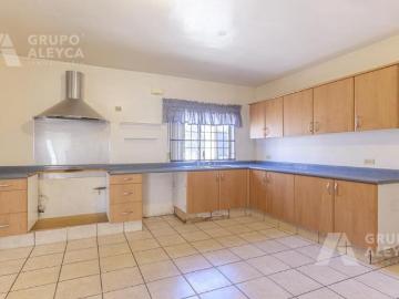 CASA EN PASEOS DE CHIHUAHUA EN CERRADA