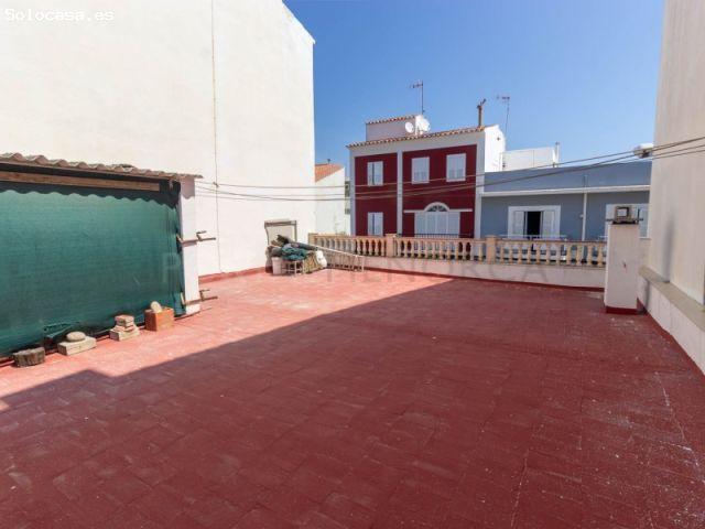 Casa en planta baja con patio y derecho de vuelo en Es Castell