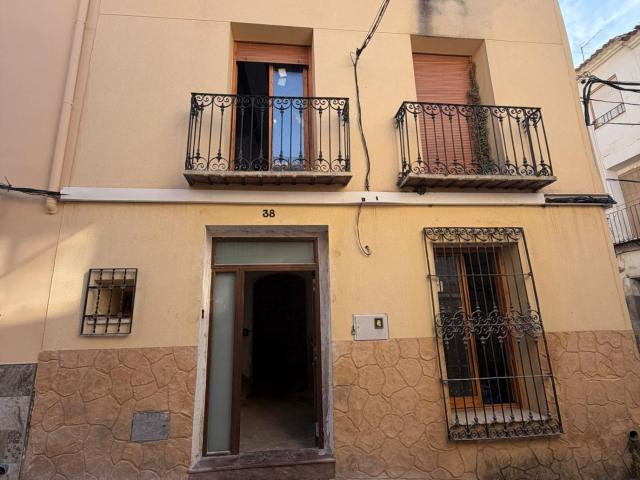 CASA EN PLENO CENTRO DE ABARAN