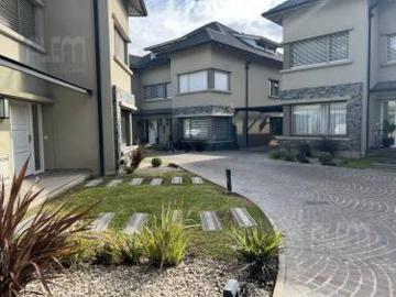 Casa en PLENO LOMAS DE ZAMORA OESTE