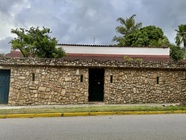 Casa en Prados del Este | 900 m² Terreno y 700 m² | Calle Pública