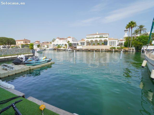 Casa en primera línea de mar con amarre de 13 m en Empuriabrava