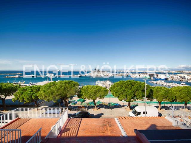 Casa en primera línea de mar, con estudio independiente y ga. 184m² Roses