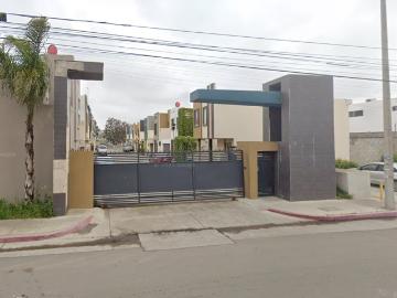 Casa en Privada con Excelente Ubicación en El Rubí | 188 m² de Terreno | Acepta Créditos