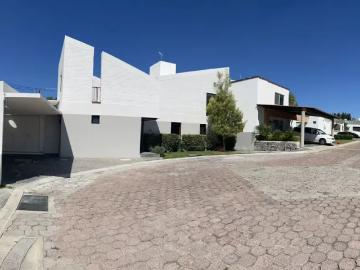 Casa en Privada con Recámara en Planta Baja en Juriquilla La Rica