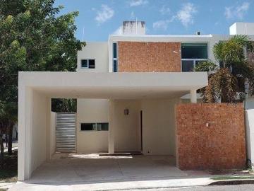 Casa en privada en Mérida con recámara en planta baja | Acepta Infonavit