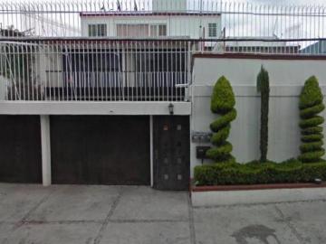 Casa en REMATE BANCARIO con 180 m2 de terreno y 3 recámaras en Jardines del Pedregal
