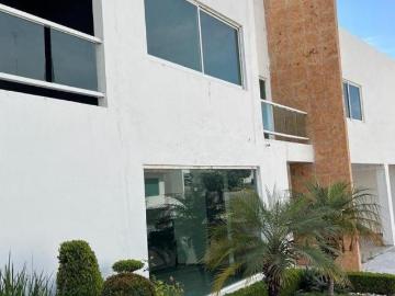 VENDO CASA CON JARDÍN EN LOMAS DE ANGELÓPOLIS. ¡REMATO!