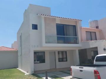 CASA EN RENTA AMUEBLADA LA CANTERA CELAYA