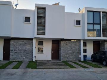 Casa en Renta con 10 paneles sin Muebles Corales 1