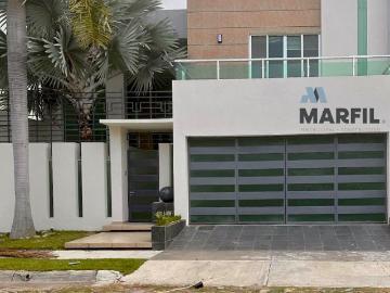 Casa en Renta con Alberca muy cerca del Hospital Puerta de Hierro en Colima