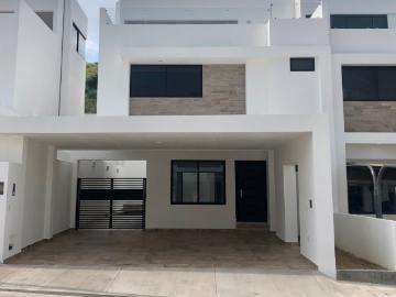CASA EN RENTA CON ALBERCA EN ALTITUD NORTE RESIDENCIAL