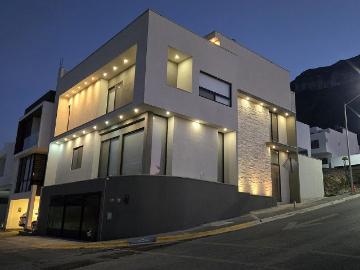Casa en RENTA con ALBERCA en Cumbres en Monterrey Nuevo León