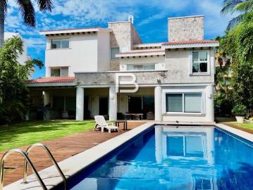 Casa En Renta con Frente a Laguna en Residencial Isla Dorada