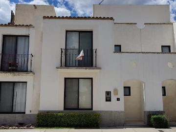 casa en renta dentro del residencial torre de piedra ii, zirándaro