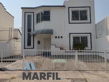 Casa en RENTA Excelente Ubicación en Colima Jardines Vista Hermosa Amplio Jardín