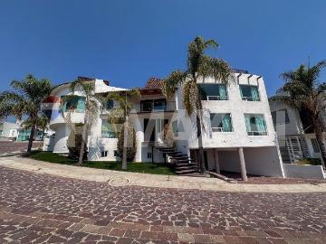 CASA EN RENTA EN CUMBRES DEL LAGO