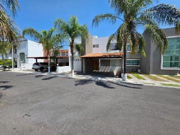 Casa en renta en Centro Sur, dentro de Condominio Claustros de la Coprregidora I