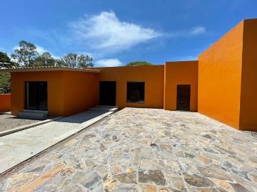 CASA EN RENTA EN CHAPALA