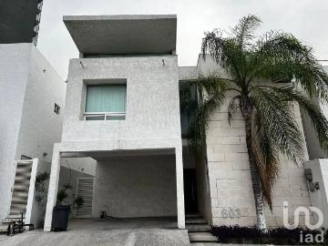 Casa en Renta en El Aguacatal, Santa Catarina, Nuevo León