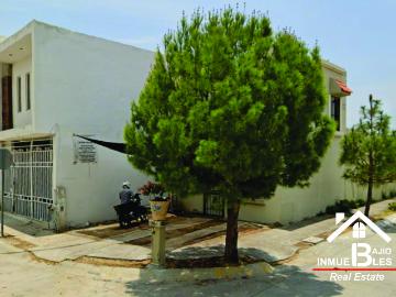 Casa en Renta en Esquina con 2 Rec?maras y terreno excedente en el patio trasero
