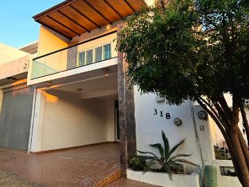 Casa en renta en fraccionamiento privado Bosques de la Trinidad con roof