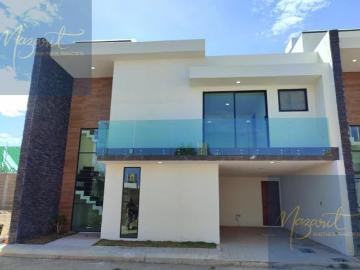 Casa en venta con tres recamaras y roof garden a un costado de la Prepa Ibero en Tlaxcala