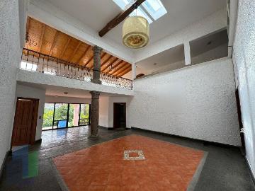 Casa en renta en Juriquilla con vista al campo de golf con 4 recámaras
