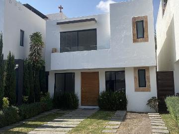 Casa en renta en Juriquilla Santa Fé con recámara en planta baja Los Olivos