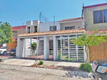 Casa en renta en La Estancia, cerca de Galerias Guadalajara