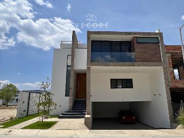 CASA EN RENTA EN LOS ROBLES, ZAPOPAN