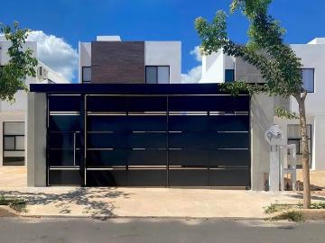 Casa en RENTA en Privada Esmeralda, Chichí Suárez