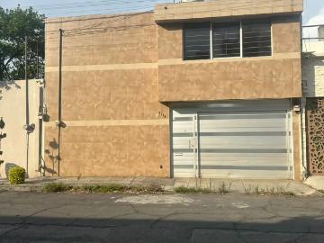 Casa en renta en Valle Dorado, frente a plaza San Pedro