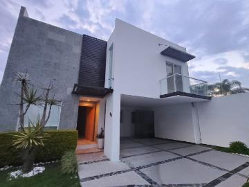 CASA EN RENTA LA VISTA RESIDENCIAL, ZONA EL REFUGIO, 3 RECAMARAS C/U CON BAÑO