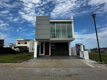 CASA EN RESIDENCIAL EL DELFIN