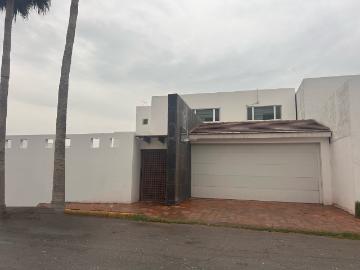 Casa en Residencial los Fresnos con alberca, excelente distribución