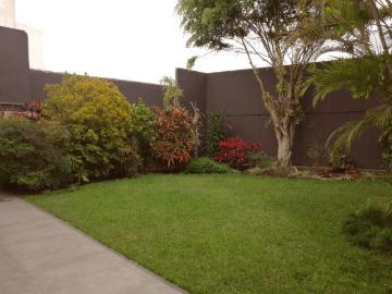 Casa en san isidro, con amplio jardin