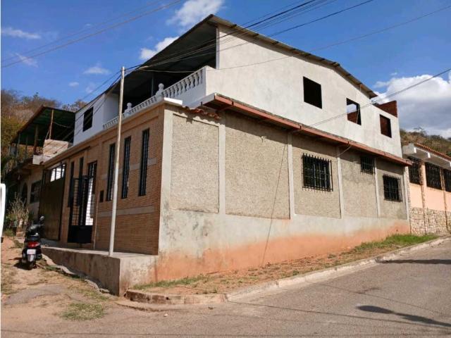 CASA EN SECTOR LOS APAMATE LA VICTORIA, ARAGUA V29 010SAP FVAS