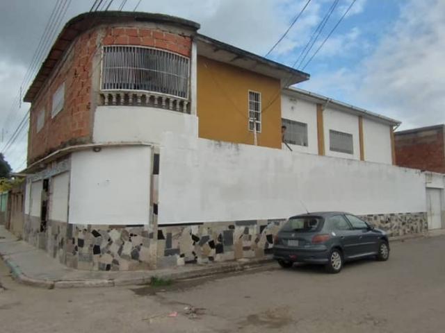 Casa en Sesquicentenario zona sur de Valencia. RG8414157