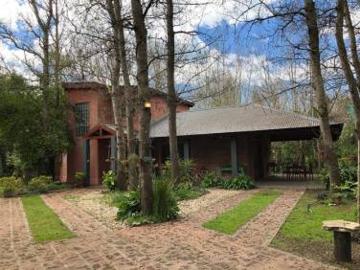 Casa en sobre 2 lotes Mar de Cobo Zona bosque
