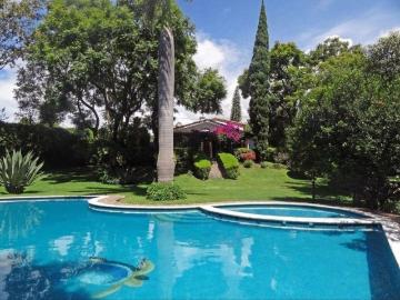 Casa en un nivel en venta en Rancho Cort?s con 2155 de terreno y alberca