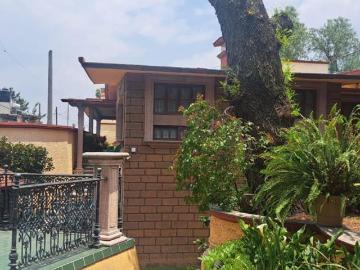 CASA EN UNA SOLA PLANTA con gran jardín, salón de fiestas, y acabados en encino y caoba